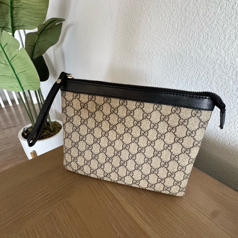 GUCCI 
GG Supreme Monogram Neo Vintage Zip  Pouch Beige and black